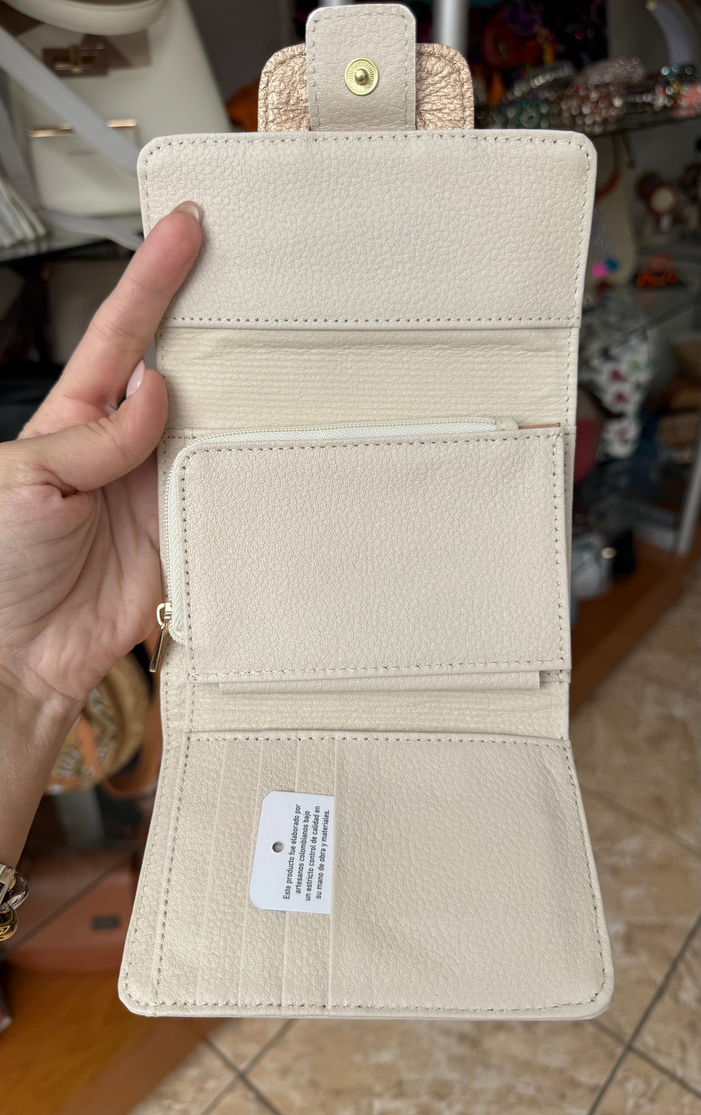 HARA Medium Wallet (NO RETURNS OR EXCHANGE)